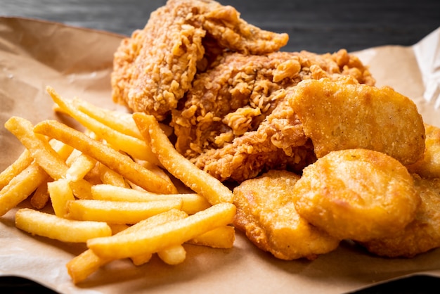 Brathähnchen mit Pommes Frites und Nuggets