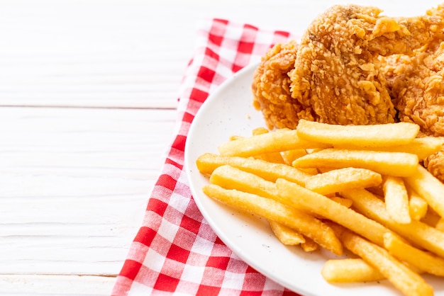 Brathähnchen mit Pommes Frites und Nuggets