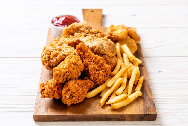 Brathähnchen mit Pommes Frites und Nuggets