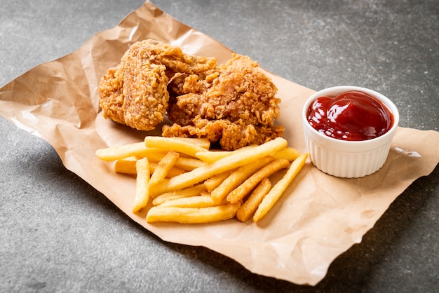 Brathähnchen mit Pommes Frites und Nuggets