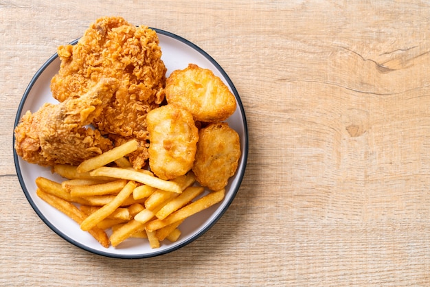 Brathähnchen mit Pommes Frites und Nuggets