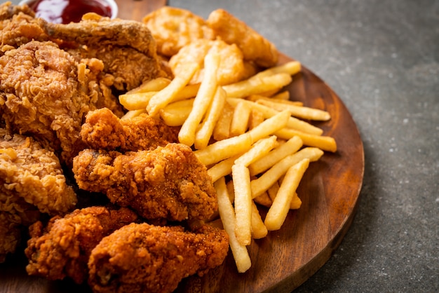 Brathähnchen mit Pommes Frites und Nuggets