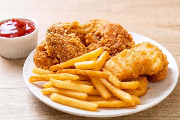 Brathähnchen mit Pommes Frites und Nuggets