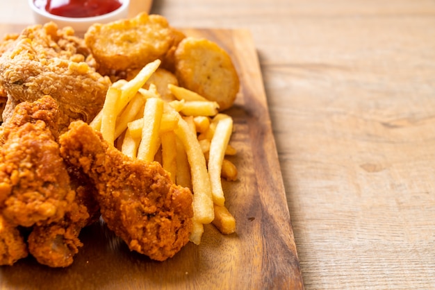 Brathähnchen mit Pommes Frites und Nuggets