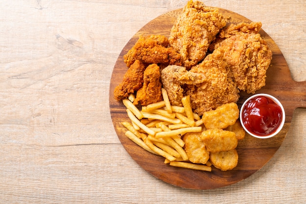 Brathähnchen mit Pommes Frites und Nuggets