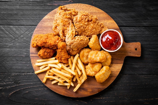 Brathähnchen mit Pommes und Nuggets