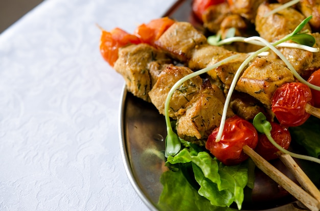 Brathähnchenfiletkebab auf Bambusstöcken