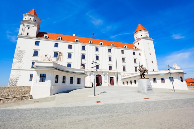 Bratislava Burg oder Bratislavsky Hrad ist die Hauptburg von Bratislava, der Hauptstadt der Slowakei. Die Burg Bratislava liegt auf einem felsigen Hügel über der Donau.