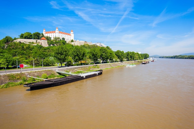 Bratislava Burg oder Bratislavsky Hrad ist die Hauptburg von Bratislava, der Hauptstadt der Slowakei. Die Burg Bratislava liegt auf einem felsigen Hügel über der Donau.