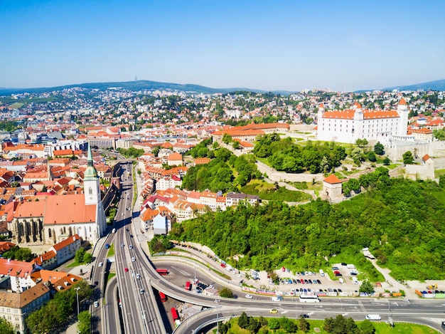 Bratislava Burg oder Bratislavsky Hrad und St. Martin Kathedrale Luftpanoramablick. Bratislava ist eine Hauptstadt der Slowakei.