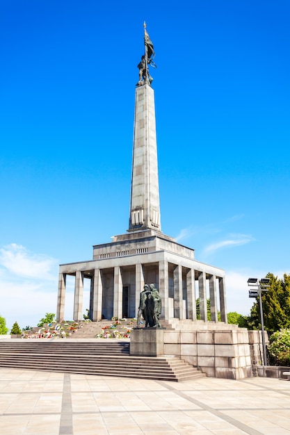 BRATISLAVA, ESLOVÁQUIA - 11 DE MAIO DE 2017: Slavin War Memorial é um monumento e cemitério militar em Bratislava, Eslováquia. É dedicado aos soldados do Exército Soviético na Segunda Guerra Mundial.