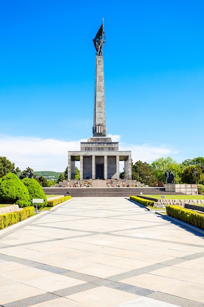 BRATISLAVA, Eslovaquia - 11 de mayo de 2017: Slavin War Memorial es un monumento y cementerio militar en Bratislava, Eslovaquia. Está dedicado a los soldados del ejército soviético en la Segunda Guerra Mundial.