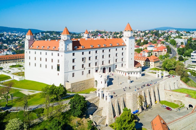 BRATISLAVA, SLOWAKEI - 11. MAI 2017: Bratislava Burg oder Bratislavsky Hrad Antenne Panoramablick. Die Burg Bratislava ist die wichtigste Burg der slowakischen Hauptstadt Bratislava.