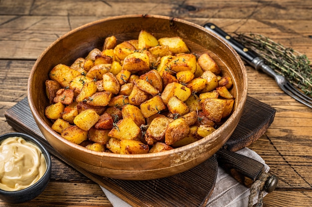 Bratkartoffel - Patatas Bravas traditionelle spanische Kartoffelsnack-Tapas. hölzerner Hintergrund. Ansicht von oben.