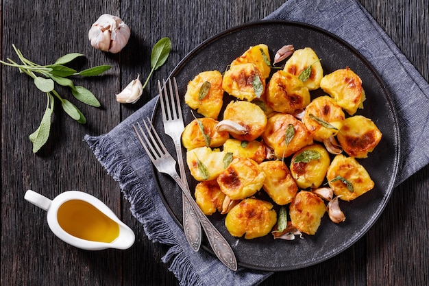 Bratkartoffeln mit Knoblauch und Salbei