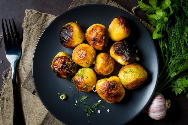 Bratkartoffeln mit Kräutersalz mit Öl