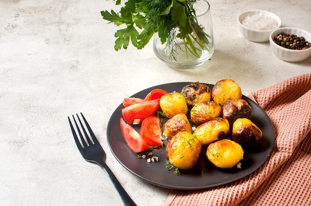 Bratkartoffeln mit Kräutersalz mit Öl