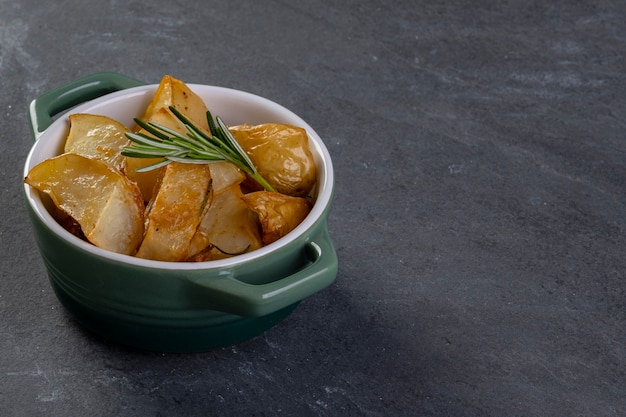 Bratkartoffeln mit Rosmarin und scharfem Paprika.