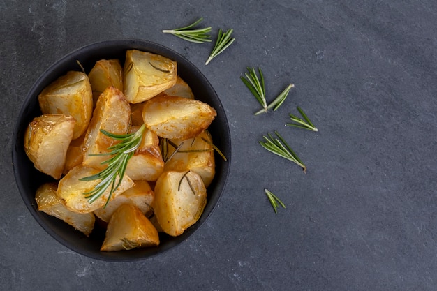 Bratkartoffeln mit Rosmarin und scharfem Paprika.