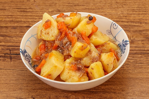 Bratkartoffeln und Rindfleisch mit Soße