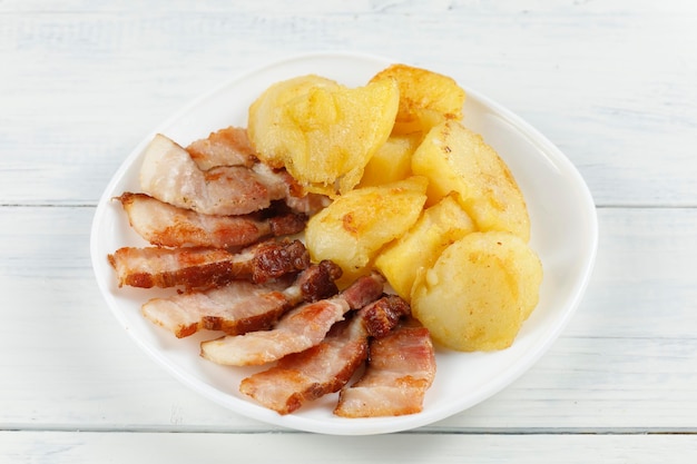 Bratkartoffeln und Speck Traditionelles Essen