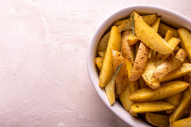 Foto bratkartoffelscheiben mit rosmarin und öl