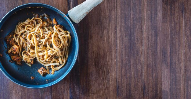 Bratpfanne mit hausgemachtem italienischem Essen