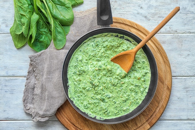 Bratpfanne mit Spinat-Dip auf dem Tisch