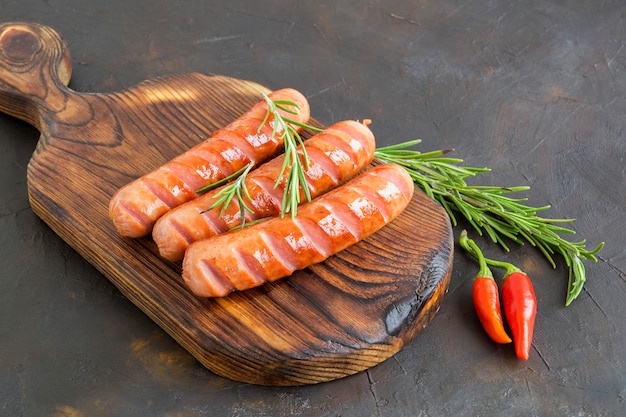 Bratwürste mit Paprika und Gewürzen.