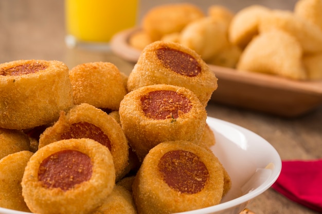 Bratwurst Snacks. Brasilianische Snacks auf hölzernem Hintergrund.