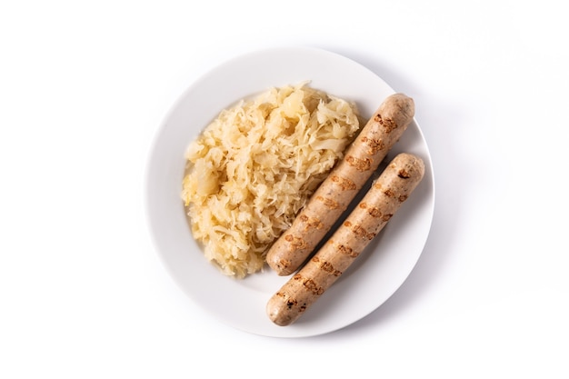 Bratwurst und Sauerkraut isoliert auf weißem Hintergrund. typisch deutsches Essen