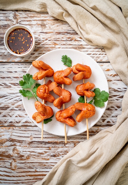 Bratwurstspieß mit Dip