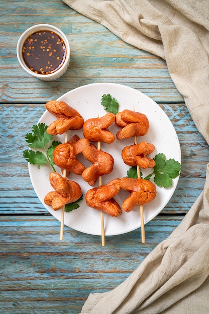 Bratwurstspieß mit Dip