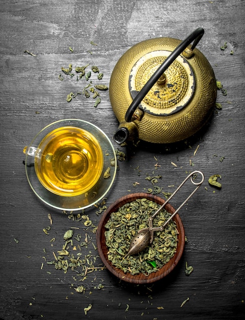 Brauen Sie duftenden grünen Tee.