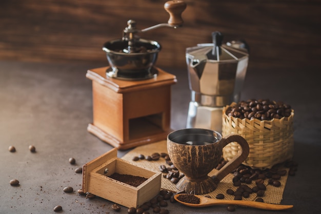 Brauen Sie schwarzen Kaffee in der Kokosnussschale und in der Morgenbeleuchtung.