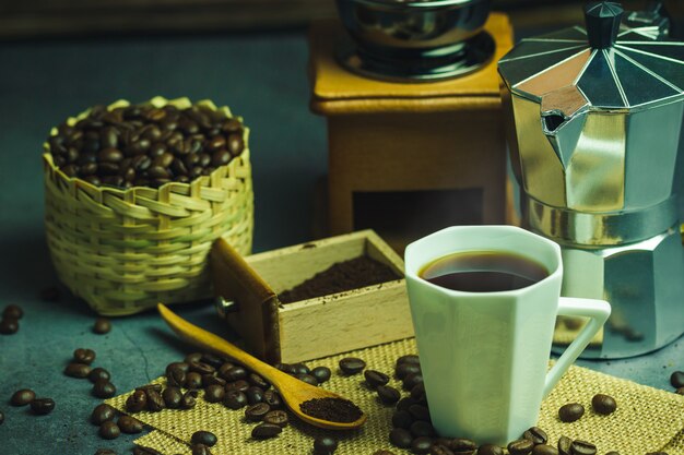 Brauen Sie schwarzen Kaffee in der weißen Tassen- und Morgenbeleuchtung