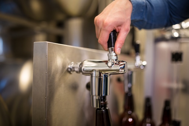 Brauer füllt Bier in Flasche