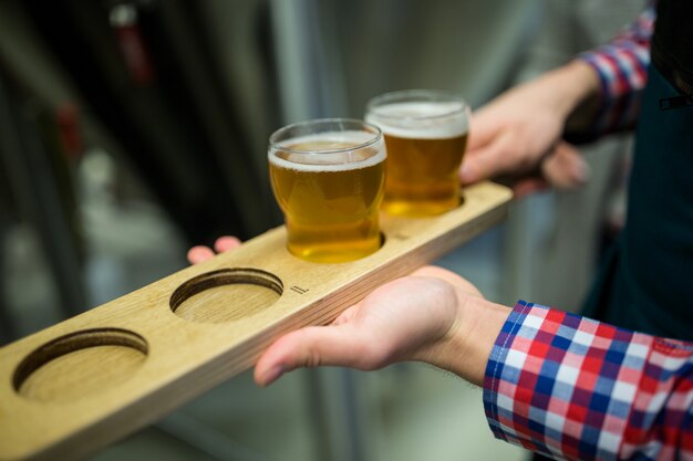 Foto brauer hält bierprobenschale