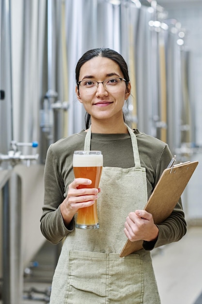 Brauer überprüft das Bier im Werk