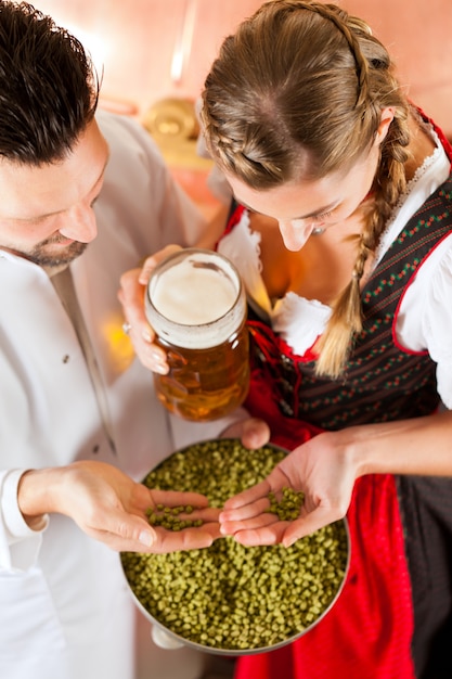 Brauer und Frau mit Bierglas in der Brauerei