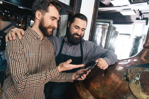 Brauer untersuchen Bierstandards Brauereitechnik.