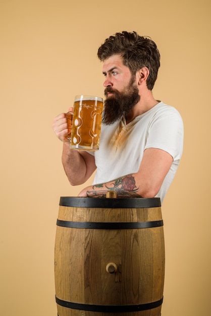 Brauereikonzept Oktoberfest Mann Verkostung Fassbier bärtiger Mann trinkt Ale Barkeeper Bier in Deutschland