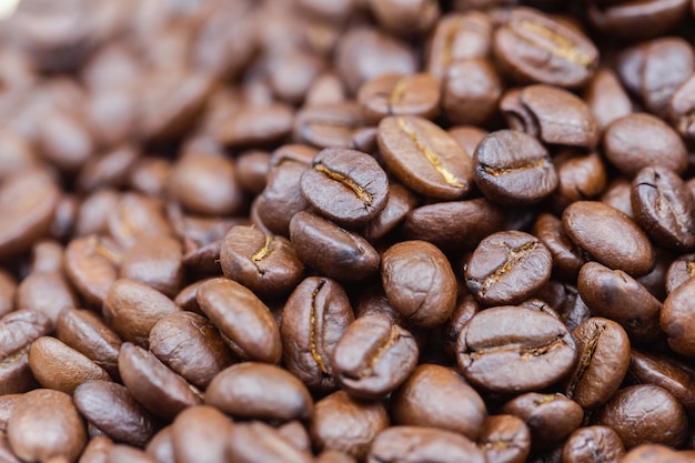 Braun geröstete Kaffeebohnen. Nahaufnahme geschossen von den Kaffeebohnen. Kaffeebohnen können als Hintergrund verwendet werden.