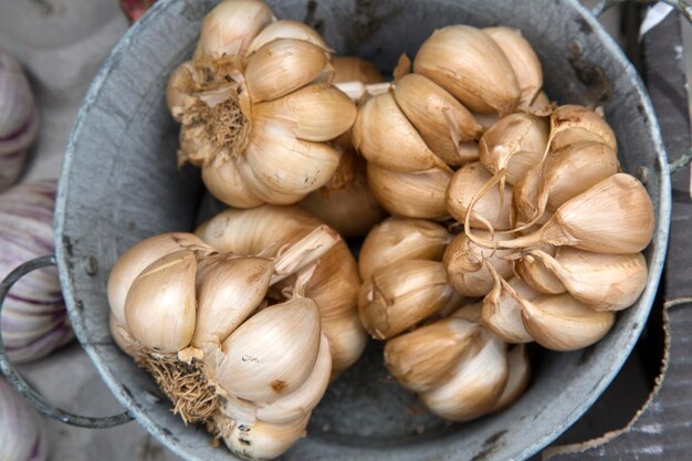 Braun getrockneter Knoblauch