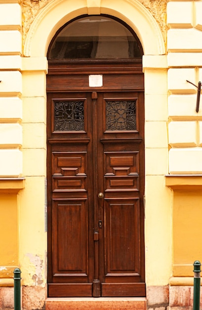 braune Doppeltüren am Gebäude