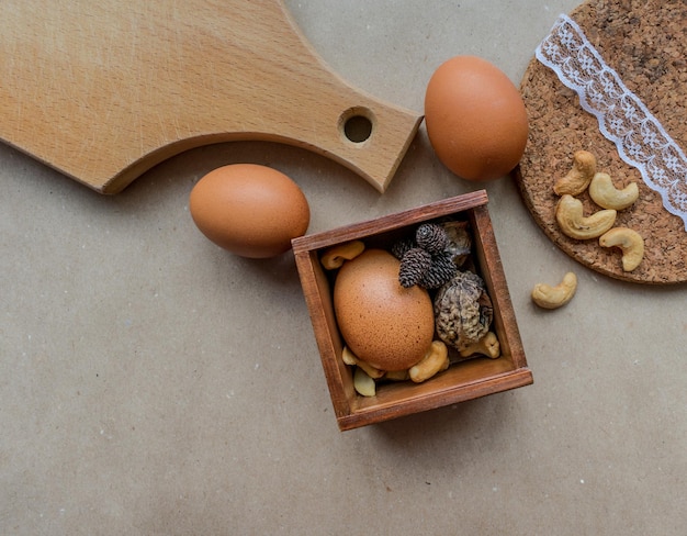 Braune Eier auf Holz- und Bastelpapierhintergrund