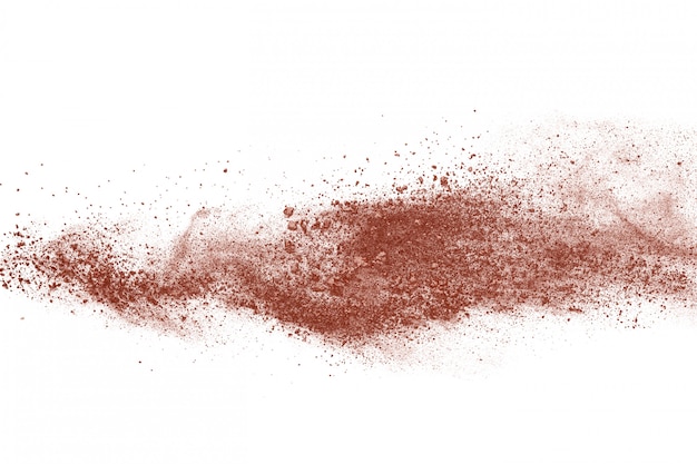 Braune Farbpulver-Explosion auf weißem Hintergrund.