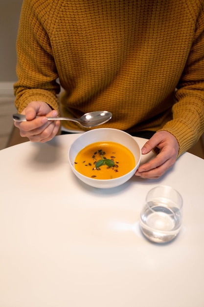 Foto braune fotosuppe in einer weißen keramikschüssel