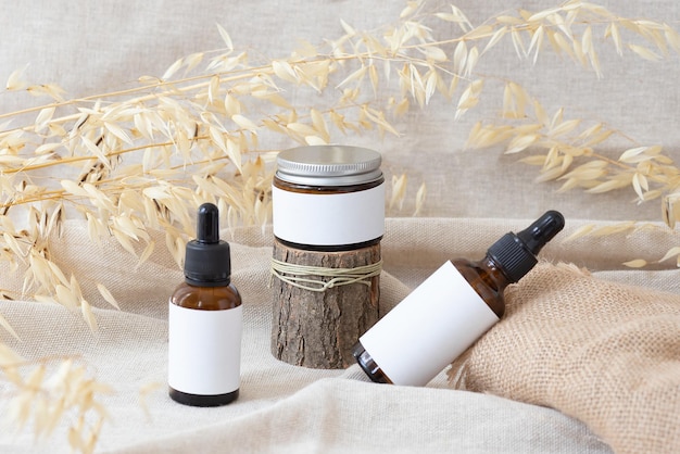 Braune Glasflaschen mit Bio-Kosmetik und Naturstoff. Hautpflegekonzept
