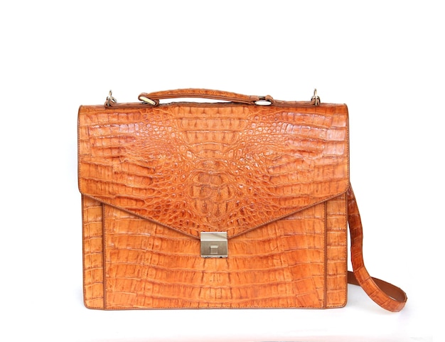 Braune Handtasche aus Krokodil-Kunstleder für Damen oder Herren auf Weiß